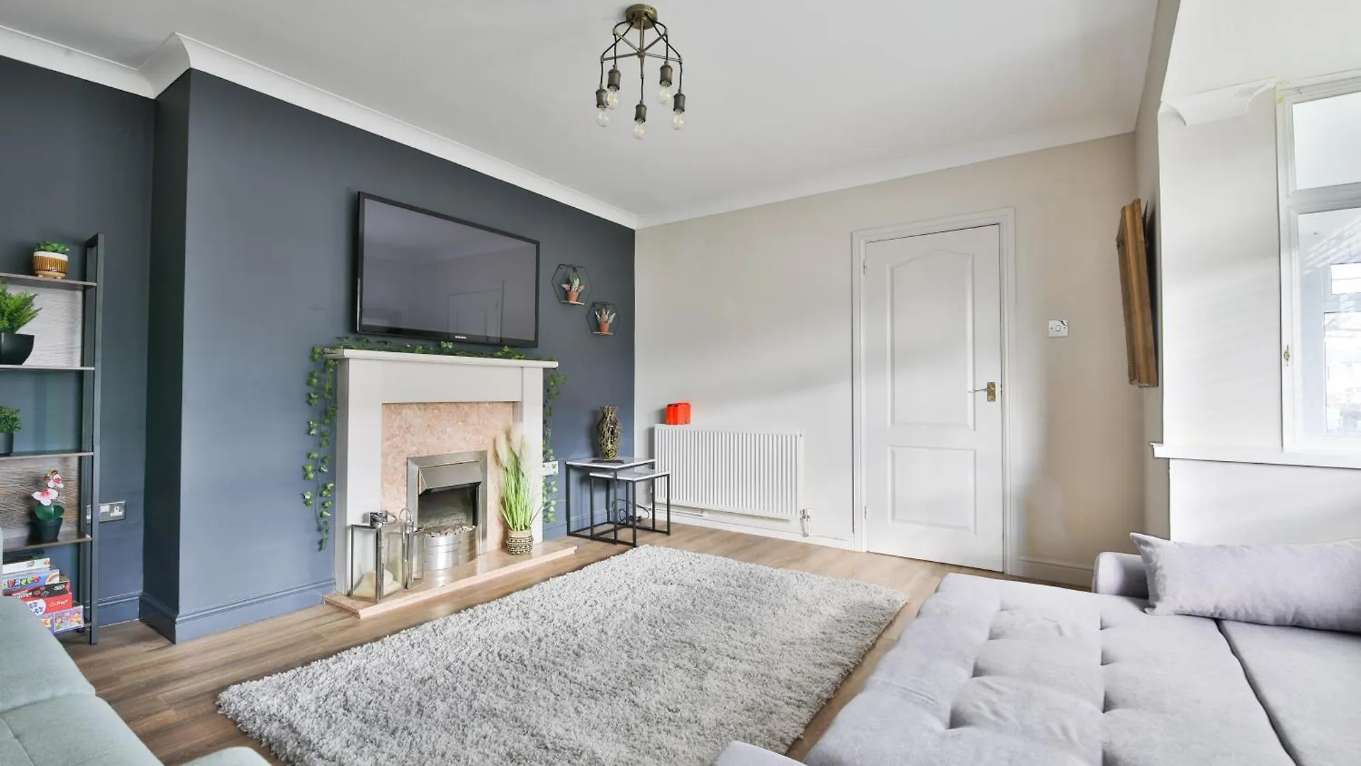 Spacious 3 Bed Home With Pool Table Cardiff