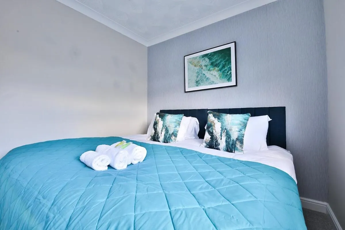 Spacious 3 Bed Home With Pool Table Cardiff