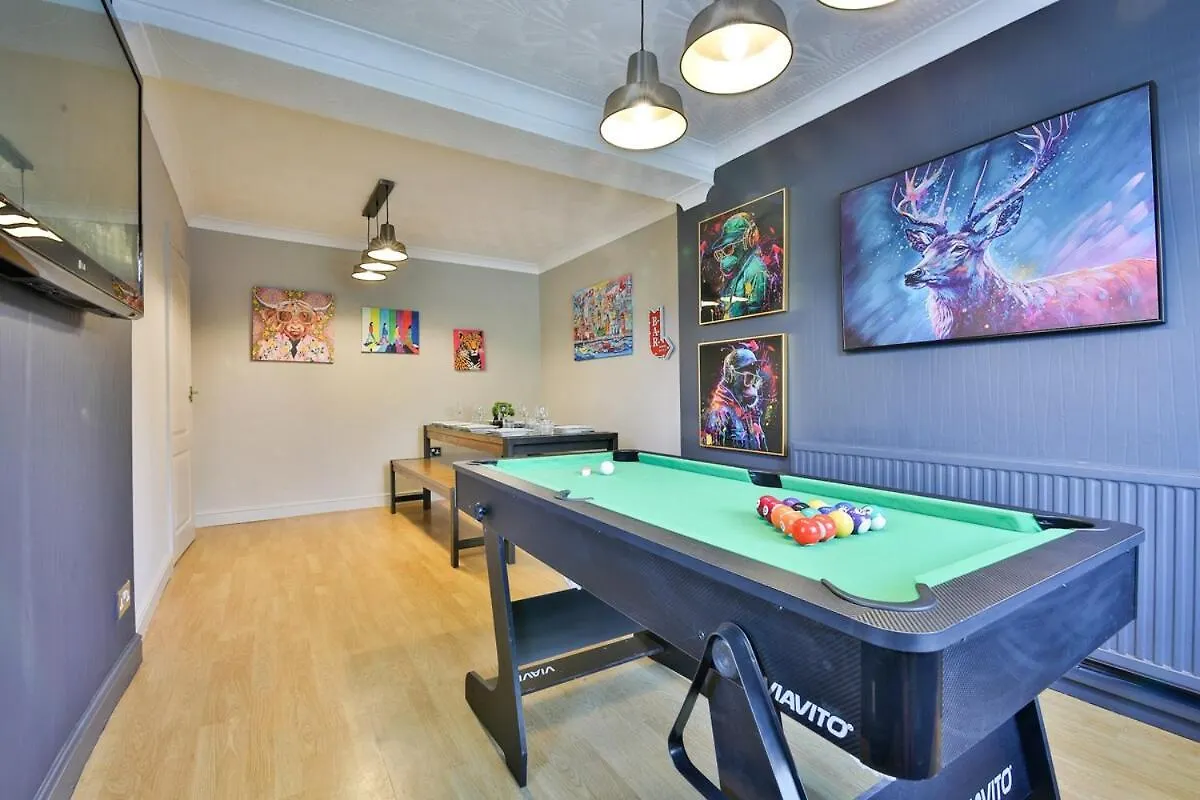 Spacious 3 Bed Home With Pool Table Cardiff 0*,  Großbritannien